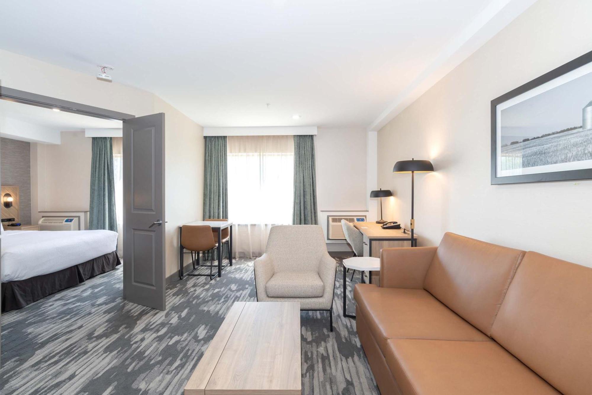 Sandman Hotel & Suites Риджайна Екстериор снимка