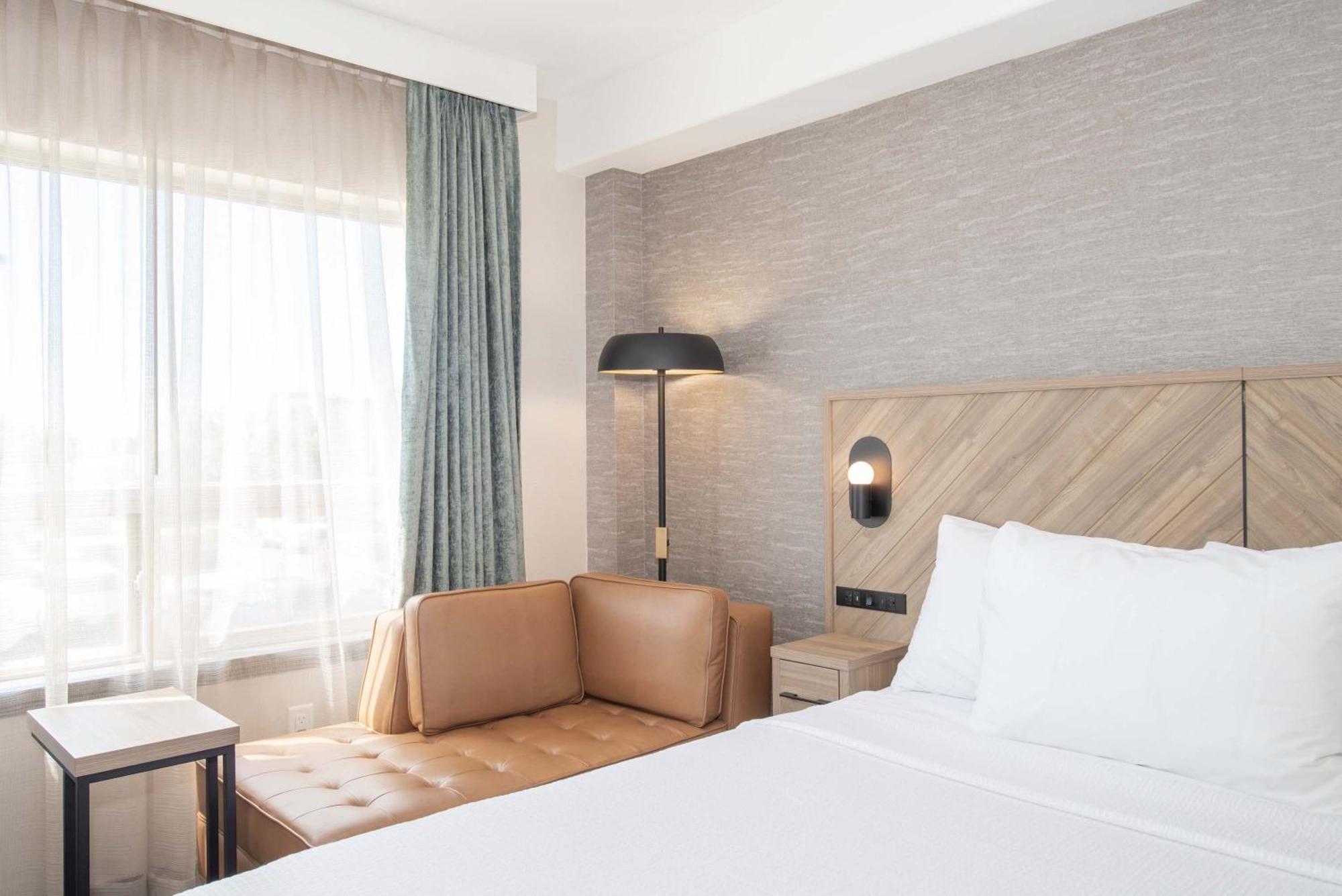 Sandman Hotel & Suites Риджайна Екстериор снимка