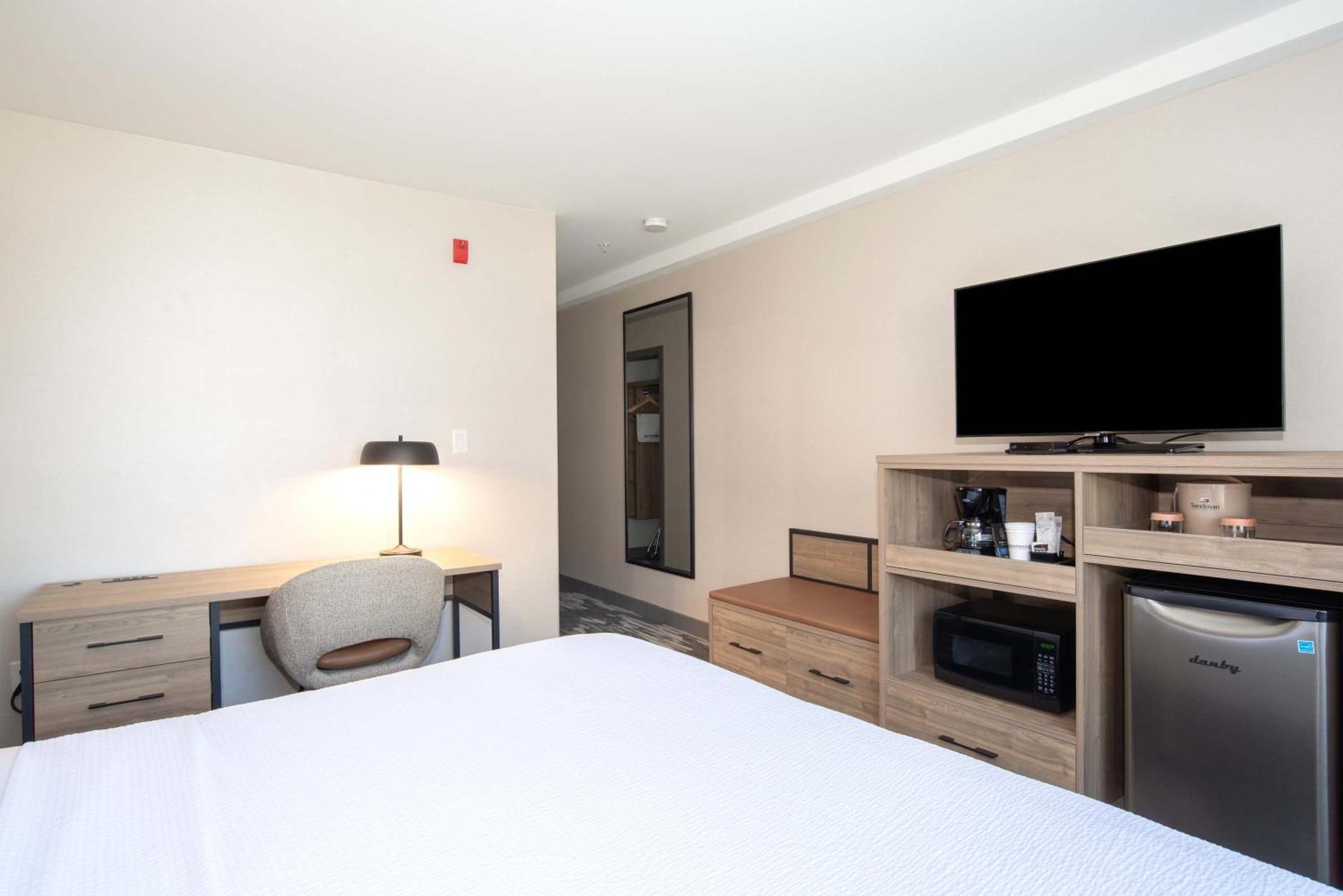 Sandman Hotel & Suites Риджайна Екстериор снимка