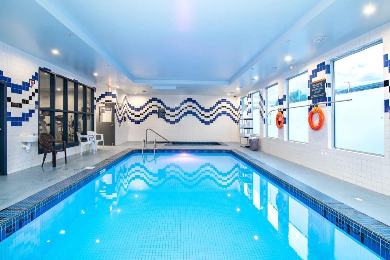 Sandman Hotel & Suites Риджайна Екстериор снимка